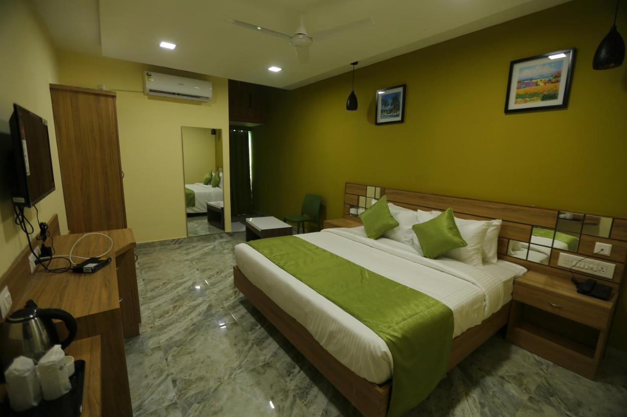 Mehar Inn Hotel Карайкуди Экстерьер фото